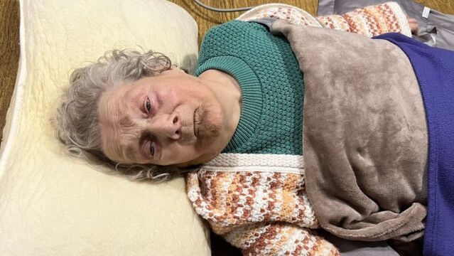 Elizabeth Davies se cayó el pasado sábado y no fue hasta el domingo a la una y cuarto de la tarde cuando el servicio sanitario acudió a atenderla
