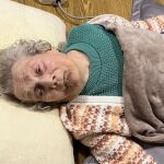Elizabeth Davies se cayó el pasado sábado y no fue hasta el domingo a la una y cuarto de la tarde cuando el servicio sanitario acudió a atenderla