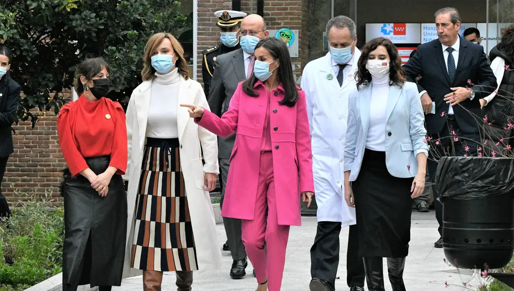 (2I-D) La Ministra de Educación y Formación Profesional, Pilar Alegría, la Reina Letizia y la Presidenta de la Comunidad de Madrid, Isabel Díaz Ayuso, salen del Hospital Infantil Universitario Niño Jesús, a 21 de diciembre de 2022, en Madrid (España).