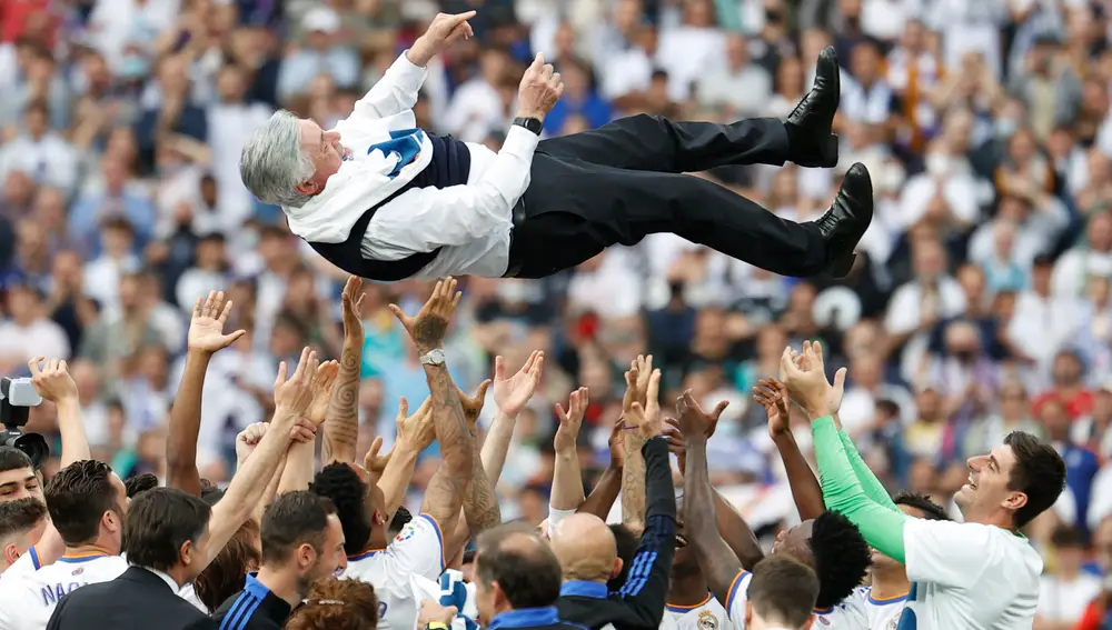 MARZO (2/10).- Los jugadores del Real Madrid mantean al entrenador, Carlo Ancelotti, tras proclamarse campeones de LaLiga al vencer al RCD Espanyol en el encuentro disputado en el Santiago Bernabéu, en Madrid, el 30 de abril. EFE/Chema Moya