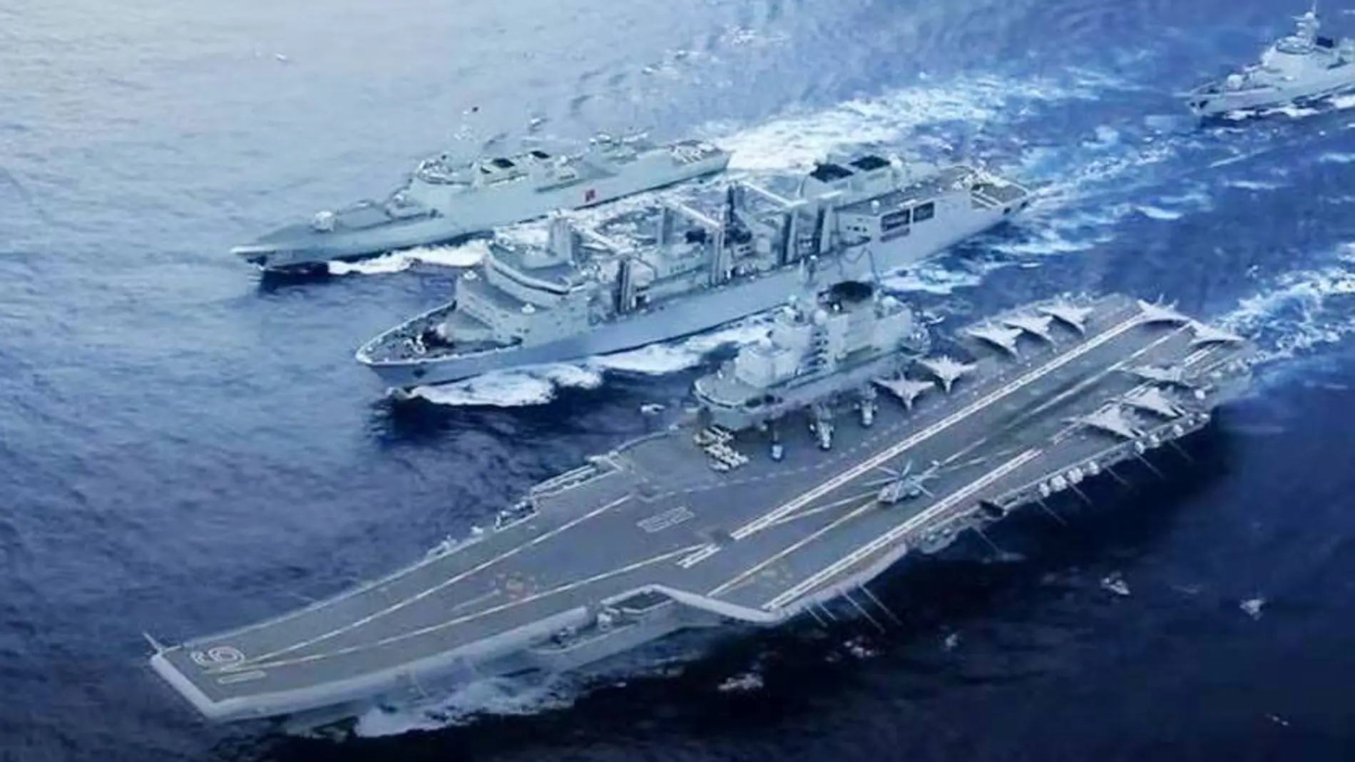 El portaaviones chino Liaoning con más buques del Ejército Popular de Liberación