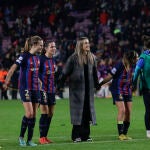 Alexia Putellas saluda a los aficionados junto a sus compañeras del Barça después de la victoria ante el Rosengard en el Spotify Camp Nou
