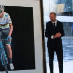 Alejandro Valverde posa delante de un cuadro con su imagen