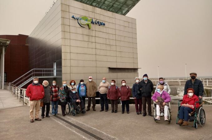 Usuarios del SAD de Gijón en una visita al acuario de la ciudad.