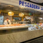 Puesto de pescados y mariscos en el Mercado de San Antón, en Madrid