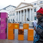 Concentración ante el Congreso con motivo de la entrega de cajas con firmas para la regularización extraordinaria de personas migrantes 