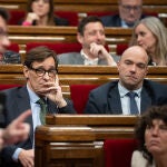 El líder del PSC, Salvador Illa, durante una sesión plenaria en el Parlament ante el president Pere Aragonès