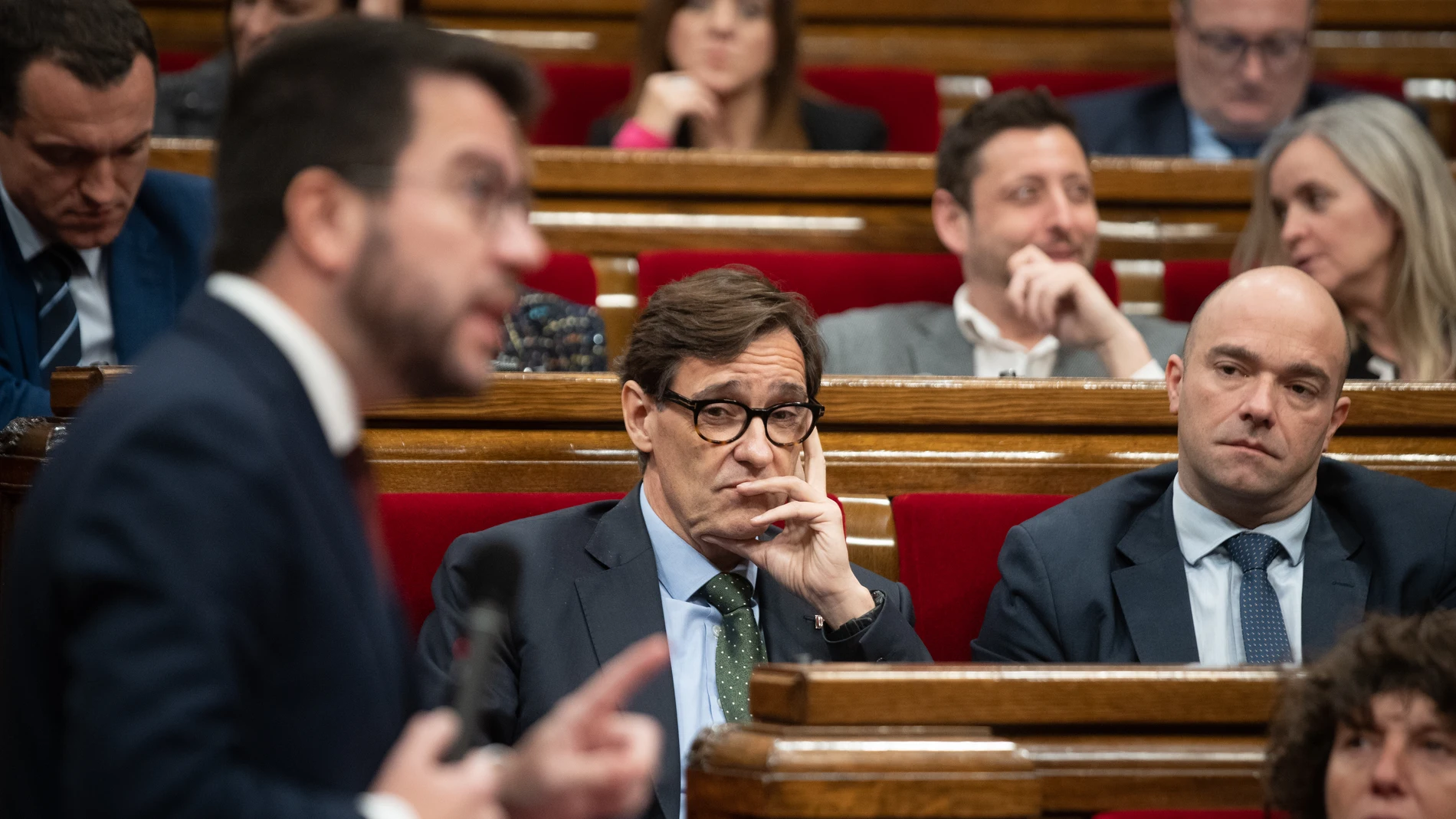 El líder del PSC, Salvador Illa, durante una sesión plenaria en el Parlament ante el president Pere Aragonès