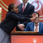 Una niña de la residencia de San Ildefonso canta la cantidad de dinero de uno de los premios del Sorteo Extraordinario de la Lotería de Navidad 2022, en el Teatro Real de Madrid. Eduardo Parra / Europa Press