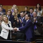 El presidente de la Junta de Andalucía, Juanma Moreno, felicita a la consejera de Economía, Hacienda y Fondos Europeos, Carolina España, tras la aprobación del Presupuesto vigente