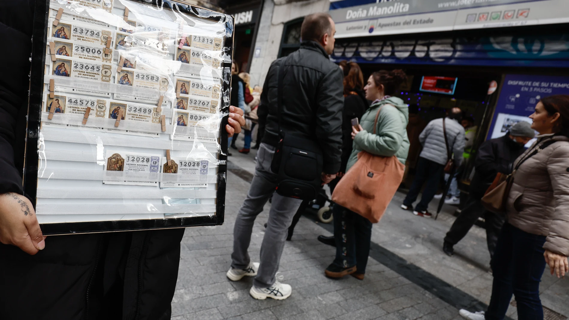 Colas frente a la céntrica administración de lotería de Doña Manolita, en Madrid, una de las que más décimos vende en toda España