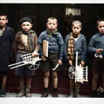 Niños en el orfanato de Valencia, 1938. Fotografía coloreada por Jordi Bru