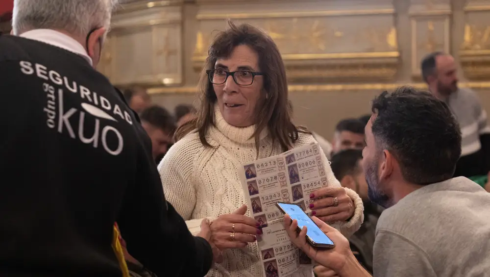 Una mujer de Tarragona llamada Katy, con varios décimos, entre ellos un quinto premio durante el Sorteo Extraordinario de la Lotería de Navidad en el Teatro Real | Fuente: Eduardo Parra / Europa Press