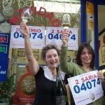 Empleadas de la administración situada en la calle Ledesma celebran que han vendido el 'Segundo Premio’' del Sorteo Extraordinario de la Lotería de Navidad, en 2022