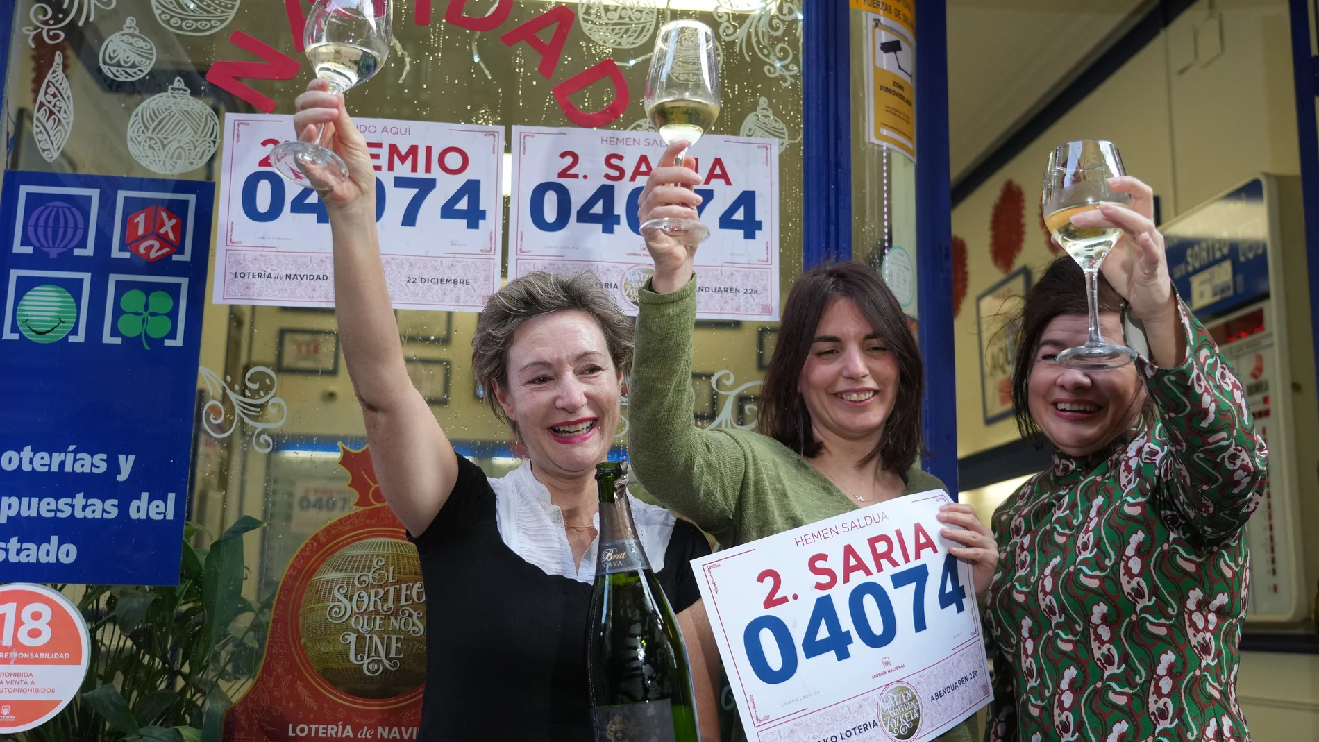 Empleadas de la administración situada en la calle Ledesma celebran que han vendido el 'Segundo Premio’' del Sorteo Extraordinario de la Lotería de Navidad, en 2022
