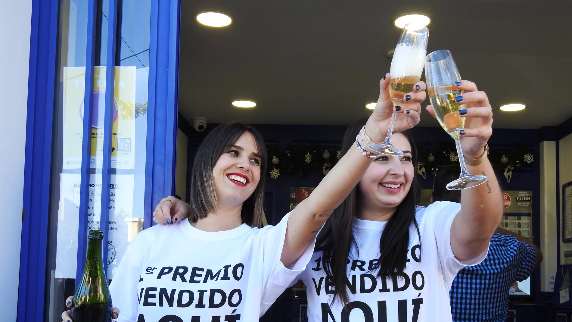 Dos personas celebrando un premio en una administración