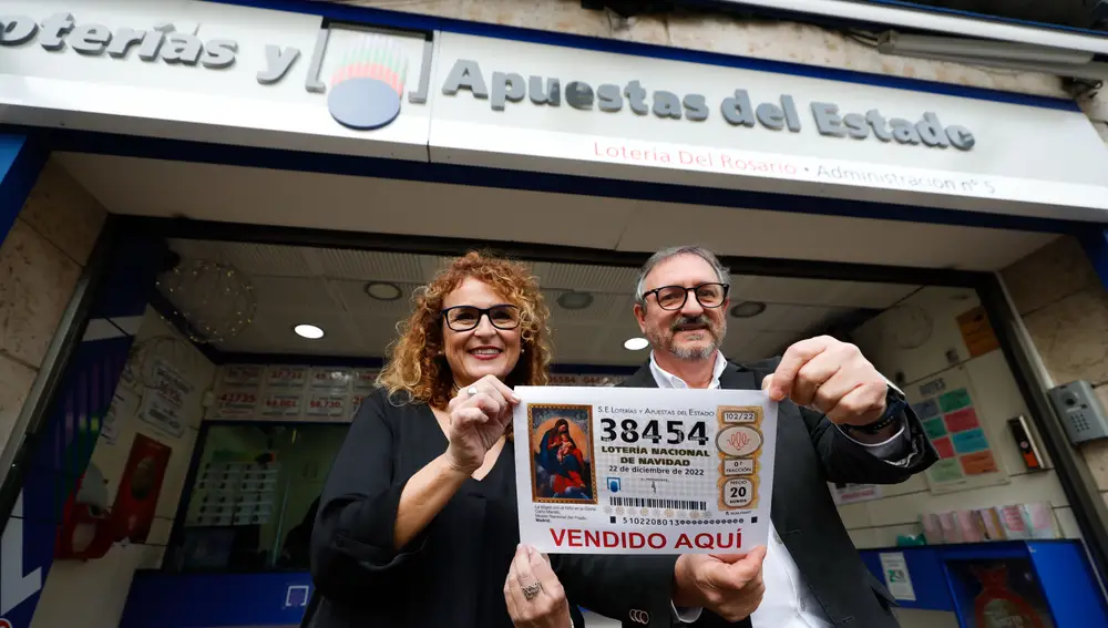 ZARAGOZA, 22/12/2022.- Los propietarios de la administración 'Lotería del Rosario' posan con una réplica del número 38454, uno de los quintos premios de la Lotería de Navidad 2022, este jueves en Zaragoza. EFE/ Javier Cebollada