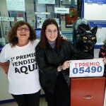 Empleados de la administración situada en la calle Trapería celebran que han vendido parte del número 5490 correspondiente al 'Gordo' del Sorteo Extraordinario de la Lotería de Navidad, a 22 de diciembre de 2022, en Murcia,