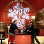 Daniela Laborde Valverde canta los números junto a su compañero Francisco Moreno Durán, que canta los premios, durante el sorteo de El Gordo de Navidad