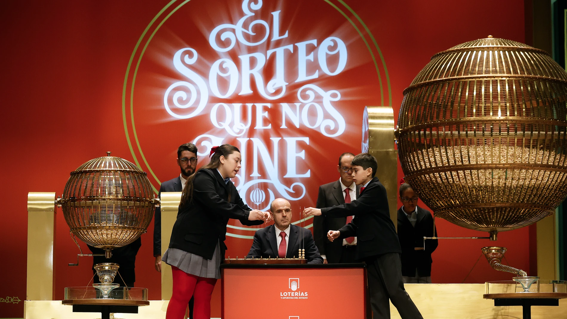 Daniela Laborde Valverde canta los números junto a su compañero Francisco Moreno Durán, que canta los premios, durante el sorteo de El Gordo de Navidad