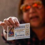 Una mujer del público celebra ser ganadora del premio Gordo durante el sorteo de Navidad celebrado en el Teatro Real en Madrid, este jueves