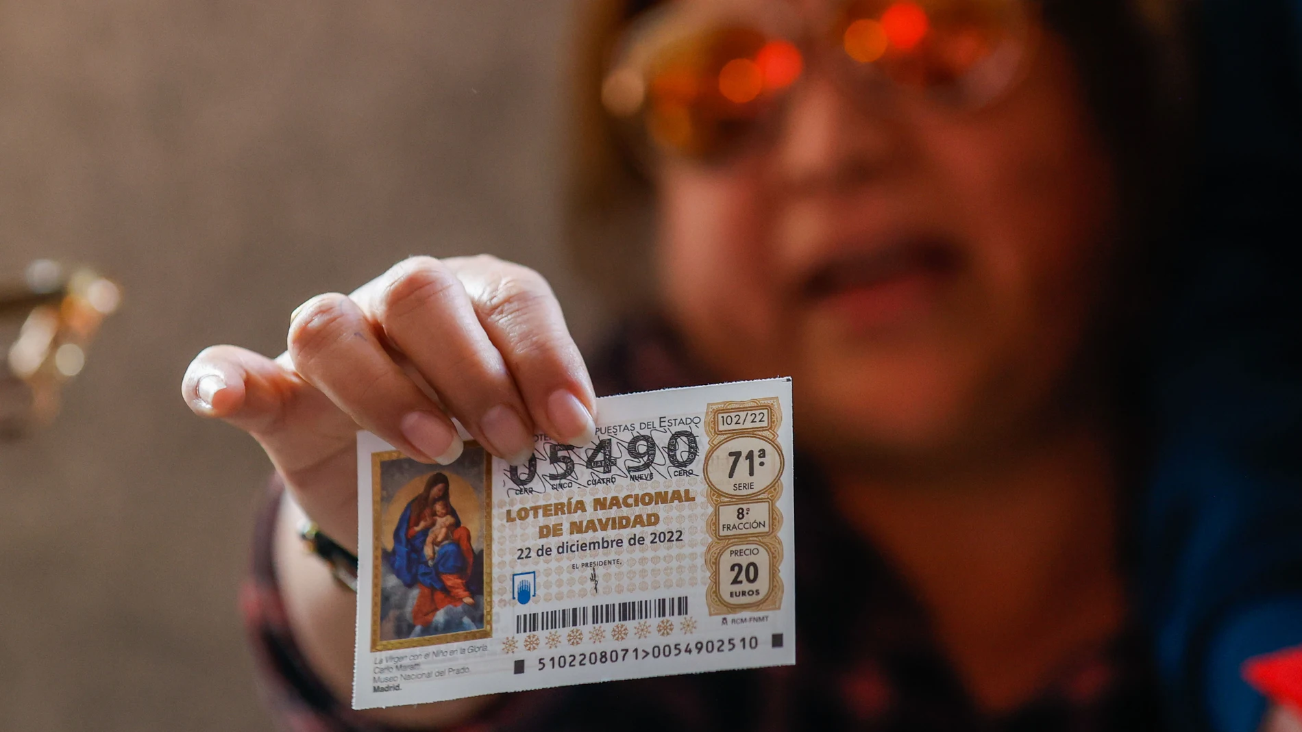 Una mujer del público celebra ser ganadora del premio Gordo durante el sorteo de Navidad celebrado en el Teatro Real en Madrid, este jueves