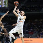 Musa lanza a canasta frente a Alex Tyus