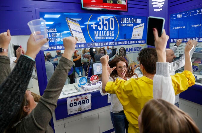 Los loteros de la administración número 3 de Manises celebran haber repartido 460.000 euros con la venta de un décimo del "gordo" de la lotería de Navidad, el 5.490, y de una serie del quinto 88.509, esta última íntegramente en ventanilla y a particulares