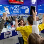 Los loteros de la administración número 3 de Manises celebran haber repartido 460.000 euros con la venta de un décimo del "gordo" de la lotería de Navidad, el 5.490, y de una serie del quinto 88.509, esta última íntegramente en ventanilla y a particulares