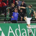 Iván Fernández. delantero del Cacereño, celebra el segundo gol de su equipo contra el Girona