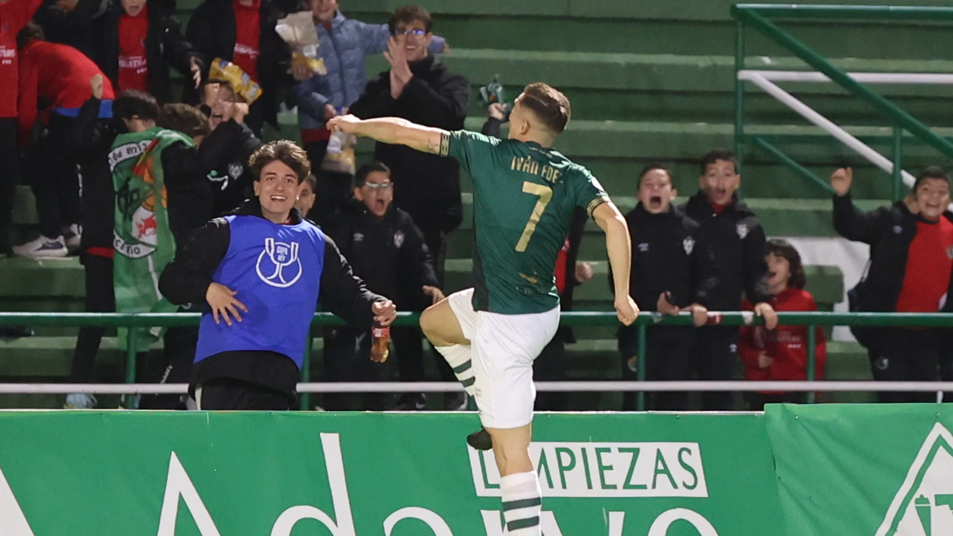 Iván Fernández. delantero del Cacereño, celebra el segundo gol de su equipo contra el Girona