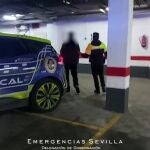 La Policía Local durante la detención. EMERGENCIAS SEVILLA
