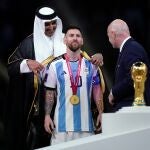 Sheikh Tamim bin Hamad Al Thani impone a Messi el "bisht"