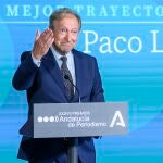 El periodista jerezano Paco Lobatón durante su intervención tras recibir el premio a la Mejor Trayectoria Profesional en el acto de entrega en el Palacio de San Telmo en Sevilla de los XXXVII Premios Andalucía de Periodismo. EFE/ Raúl Caro