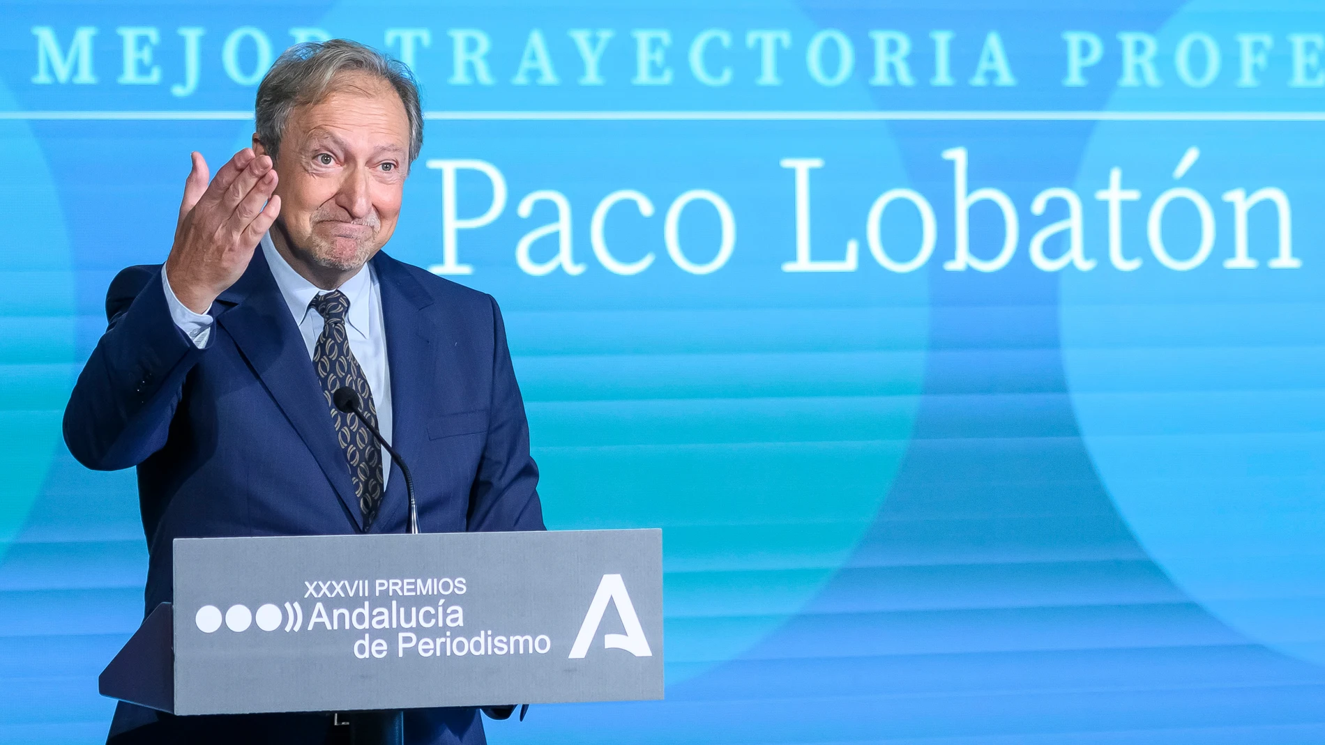 El periodista jerezano Paco Lobatón durante su intervención tras recibir el premio a la Mejor Trayectoria Profesional en el acto de entrega en el Palacio de San Telmo en Sevilla de los XXXVII Premios Andalucía de Periodismo. EFE/ Raúl Caro