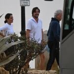 Tamara Falco y Mario Vargas Llosa con Hugo Arevalo in Marbella 30 August 2022