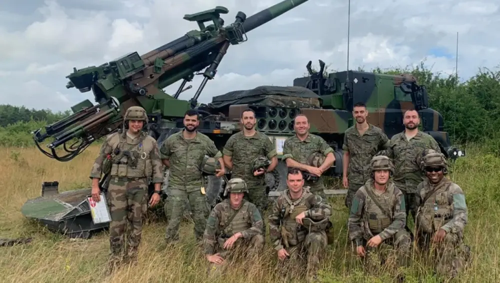 Personal de la delegación del Ejército se fotografía junto al obús Caesar. Foto: Ejército de Tierra español