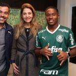 Endrick junto a la presidenta, Leila, y con el coordinador de las inferiores, João