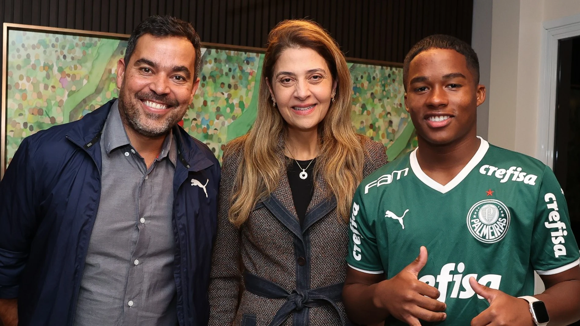 Endrick junto a la presidenta, Leila, y con el coordinador de las inferiores, João