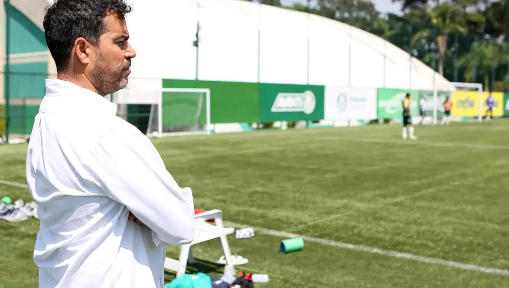 João, el descubridor de Endrick, observando un partido