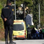 Policía, bomberos y sanitarios en las inmediaciones de la casa donde se atrincheró el hombre