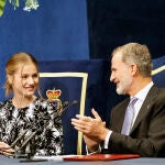 Felipe VI con la princesa Leonor durante los Premios Princesa de Asturias