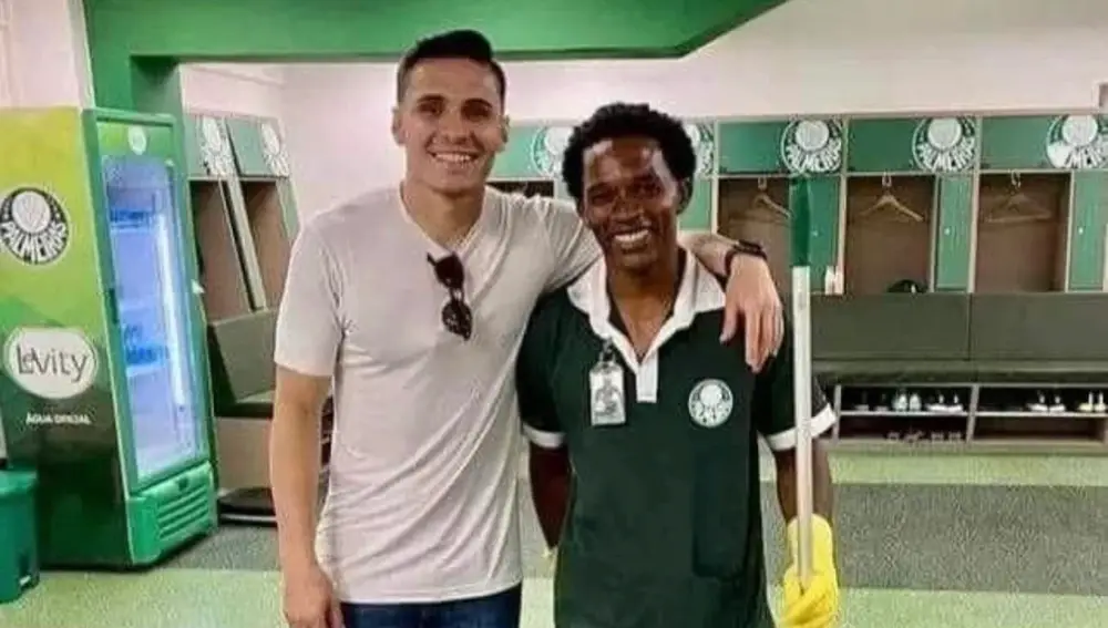 Douglas ejerciendo labores de limpieza en las instalaciones del Palmeiras