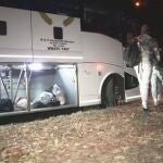 Familias de inmigrantes centroamericanos son trasladadas en autobús a un centro de acogida en Washington