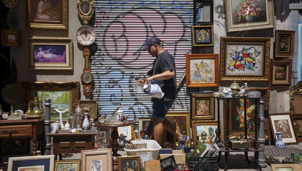 Puesto de antiguedades en el Rastro de Madrid