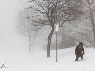 Una persona navega por la nieve profunda durante la tormenta invernal que afecta a gran parte de Estados Unidos, en Buffalo, Nueva York
