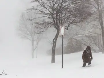 Una persona navega por la nieve profunda durante la tormenta invernal que afecta a gran parte de Estados Unidos, en Buffalo, Nueva York Una persona navega por la nieve profunda durante la tormenta invernal que afecta a gran parte de Estados Unidos, en Buffalo, Nueva York