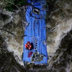 Los bomberos trabajan en el rescate de víctimas del autobús que se precipitó al río Lérez, tras caer de un puente, esta noche en Cerdedo-Cotobade (Pontevedra).