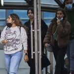 La gente pasea con y sin mascarillas por las calles de Madrid