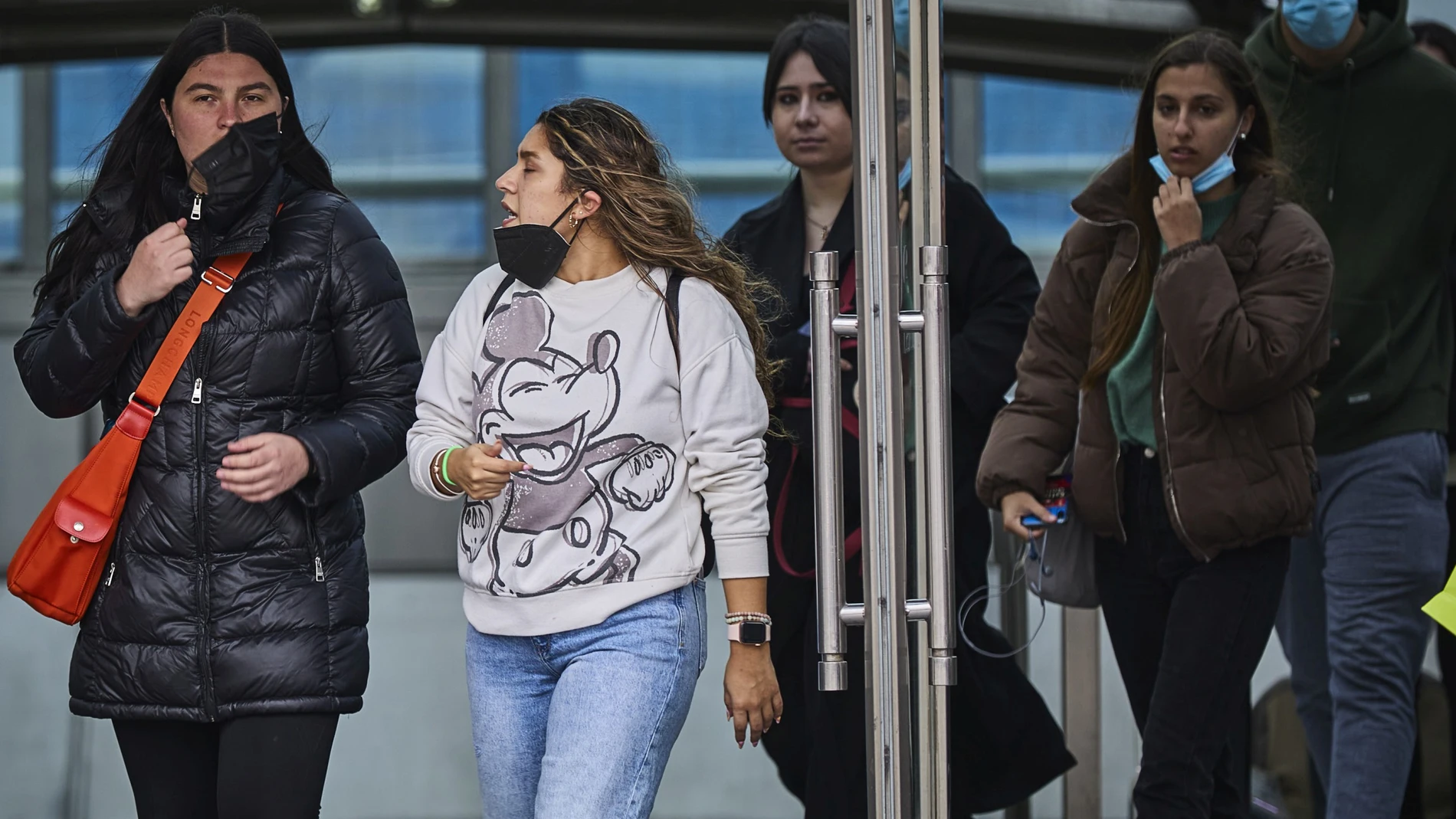 La gente pasea con y sin mascarillas por las calles de Madrid
